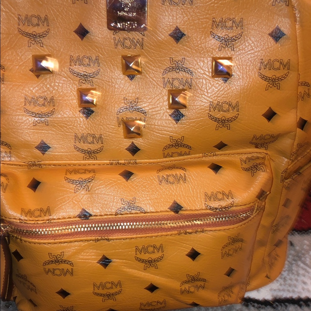 💋 Tan Backpack with Gold Accents🥰 This bag is sooo AWESOME - Picture 13 of 16